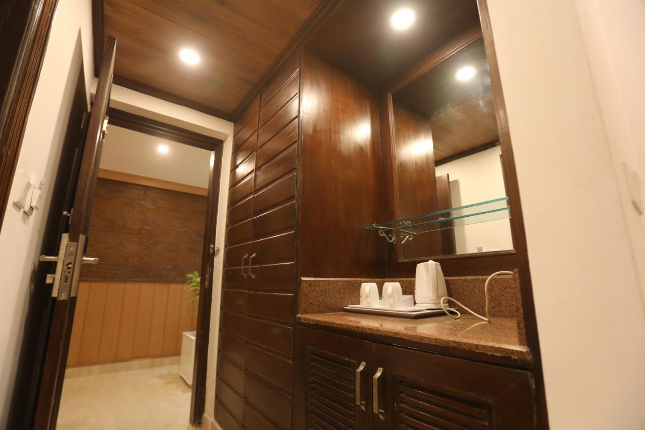 Milestone Inn & Spa ムスーリー エクステリア 写真