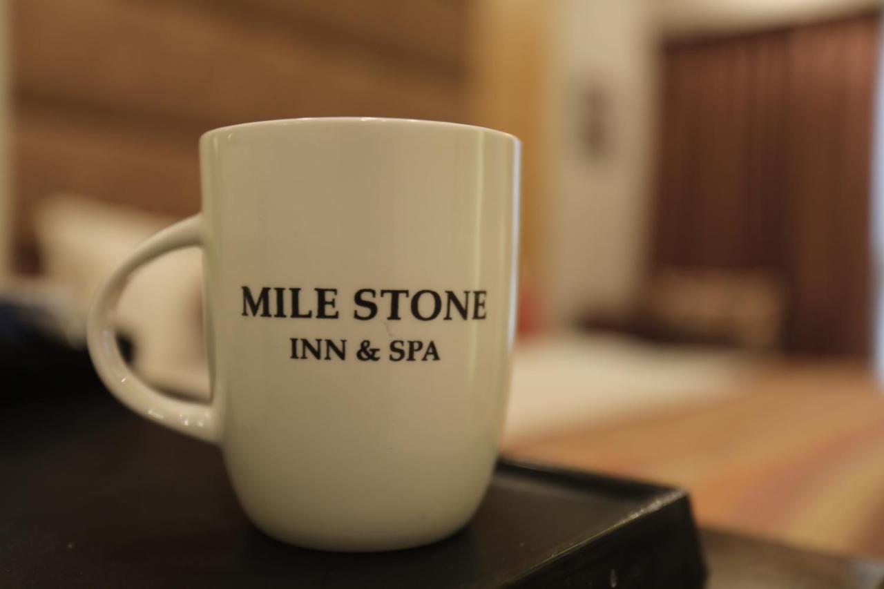 Milestone Inn & Spa ムスーリー エクステリア 写真